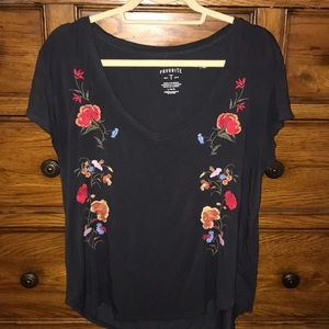Embroidered 🌺 AE soft t-shirt - Size L